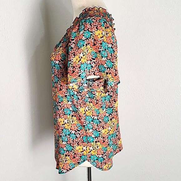 Pleione Colorful Flowers Top, Short Sleeves, V-neck in the Back, Size Medium - Picture 5 of 10